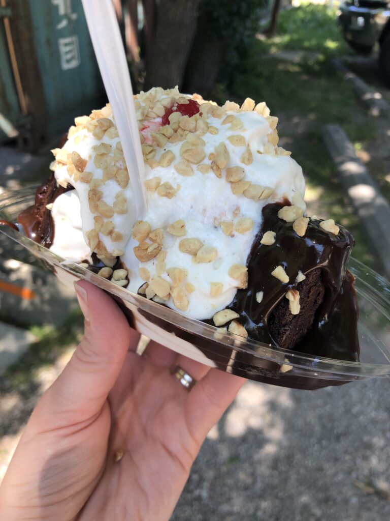 brownie sundae at sargent sundae in winnipeg